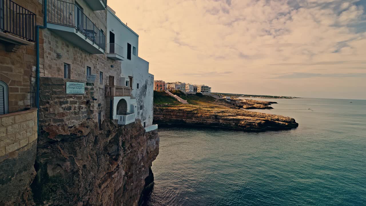 在Polignano a Mare海边的悬崖上，建筑物与天空相映视频素材