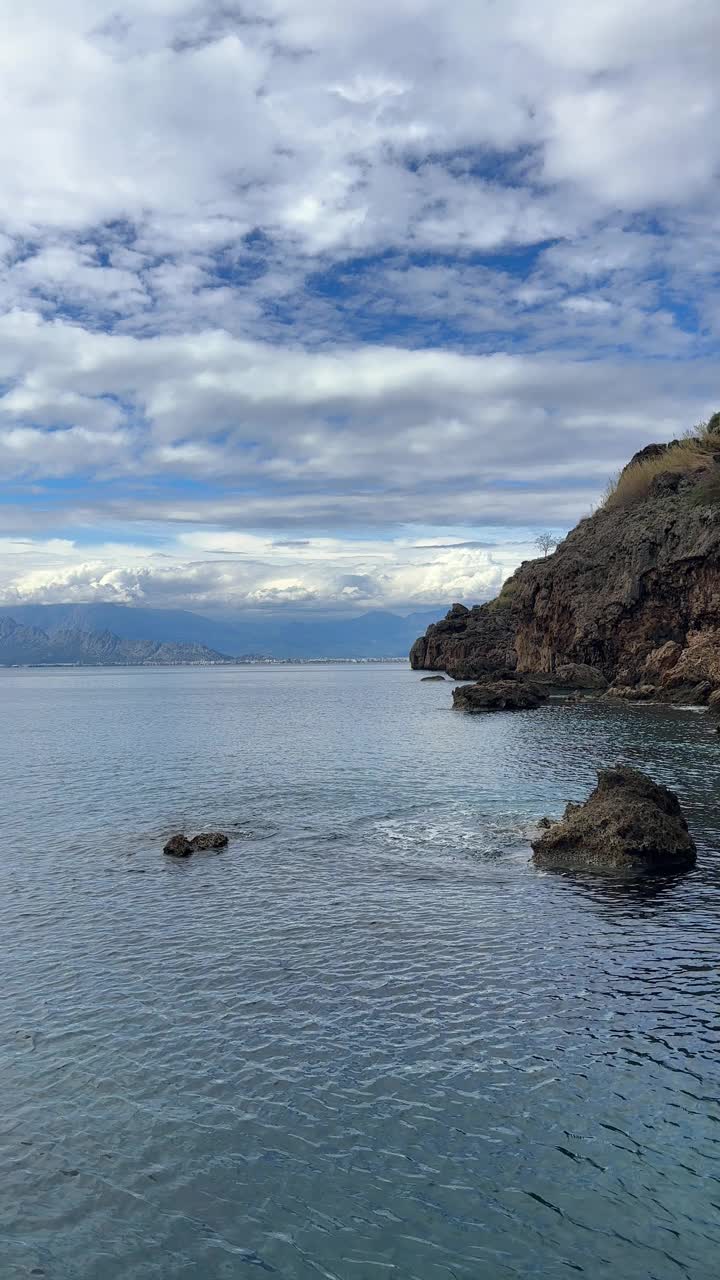 海浪和岩石视频素材