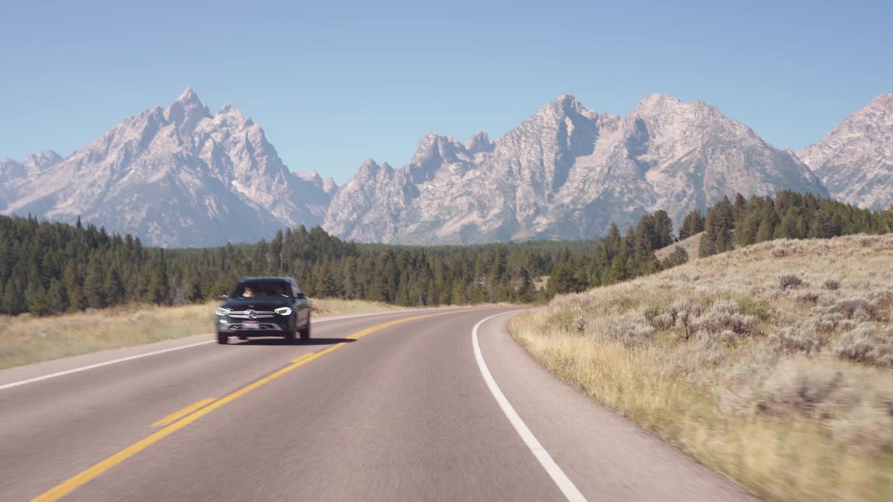 弯曲的公路和山脉视频素材