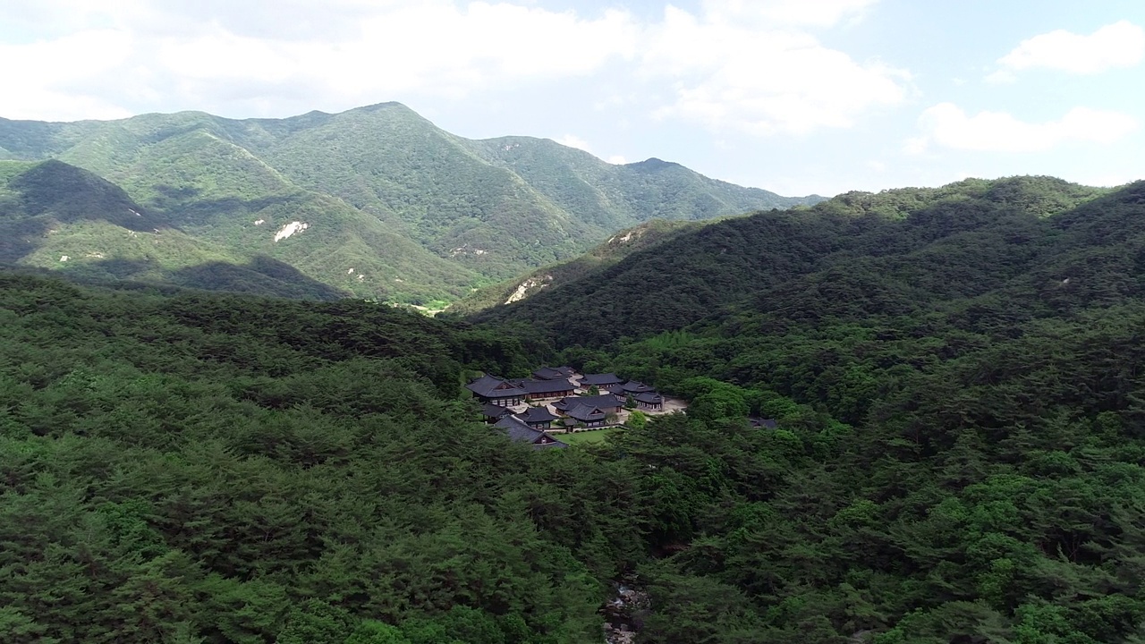 山上的峰岩寺/韩国庆尚北道明庆市视频素材