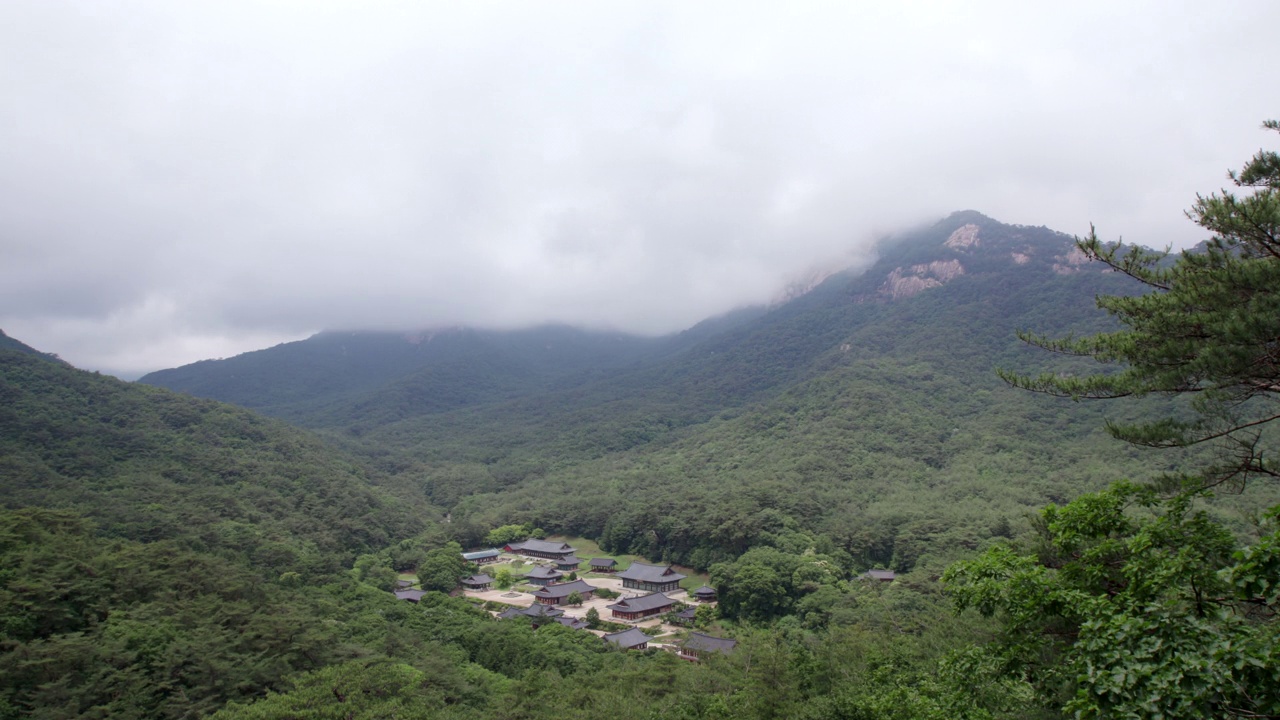 云掠过峰严寺/韩国庆尚北道明庆市视频素材