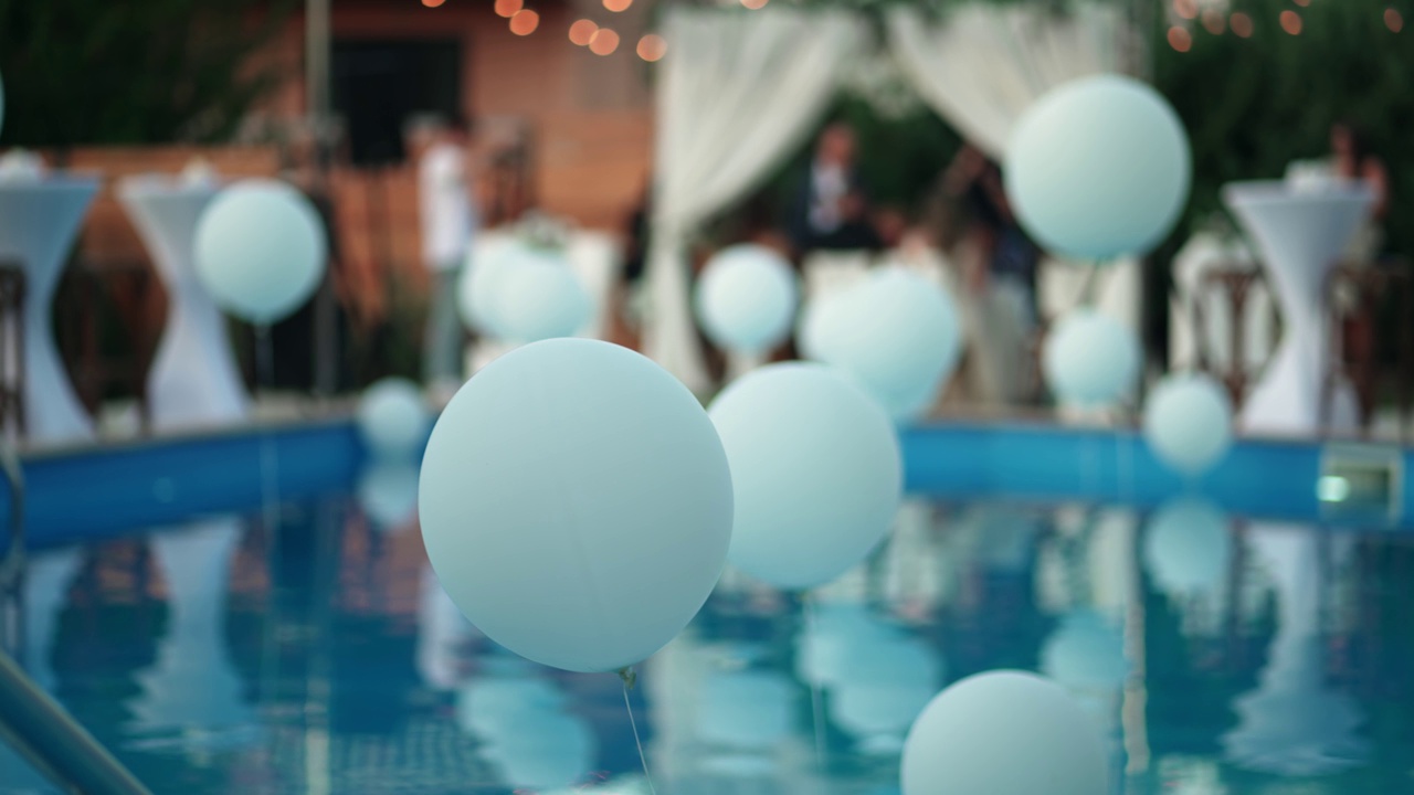 游泳池布置庆祝装饰气球视频素材