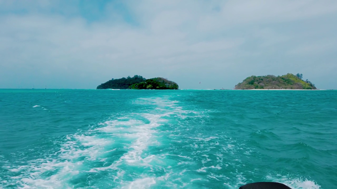 塞舌尔的拉迪格岛，美丽的热带风景，有帆船的海湾，慢动作视频素材