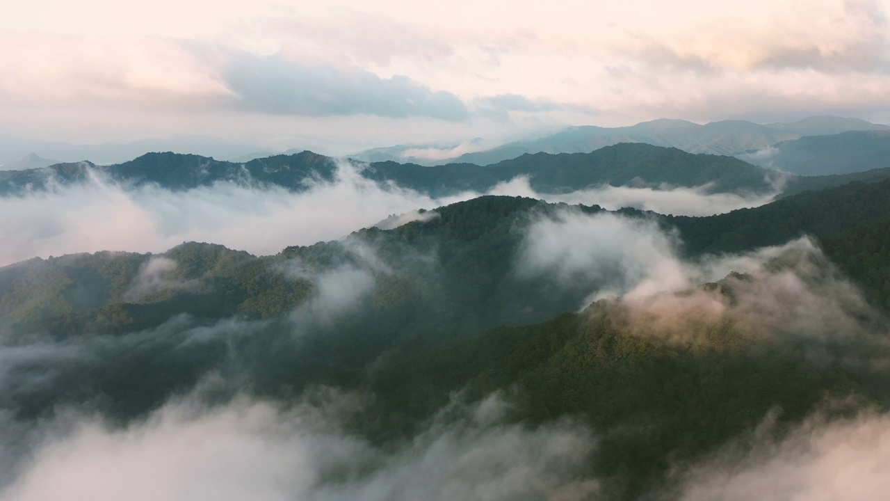 多云的月井寺附近的山/韩国江原道平昌郡视频素材