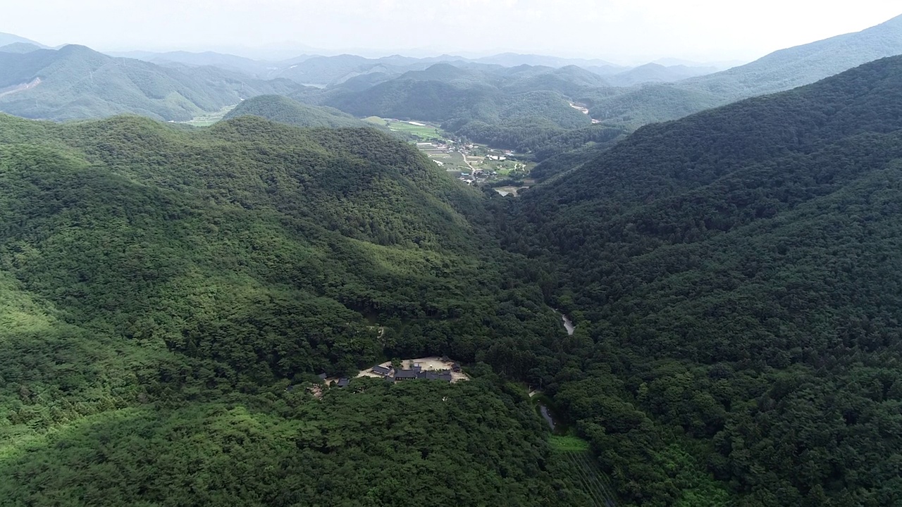 森林中的寺庙/韩国江原道平昌郡视频素材