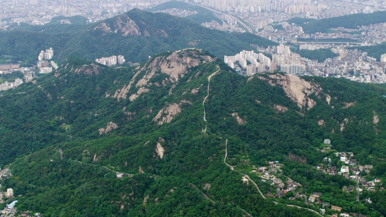 仁王山和城市景观/钟路区，首尔，韩国视频素材