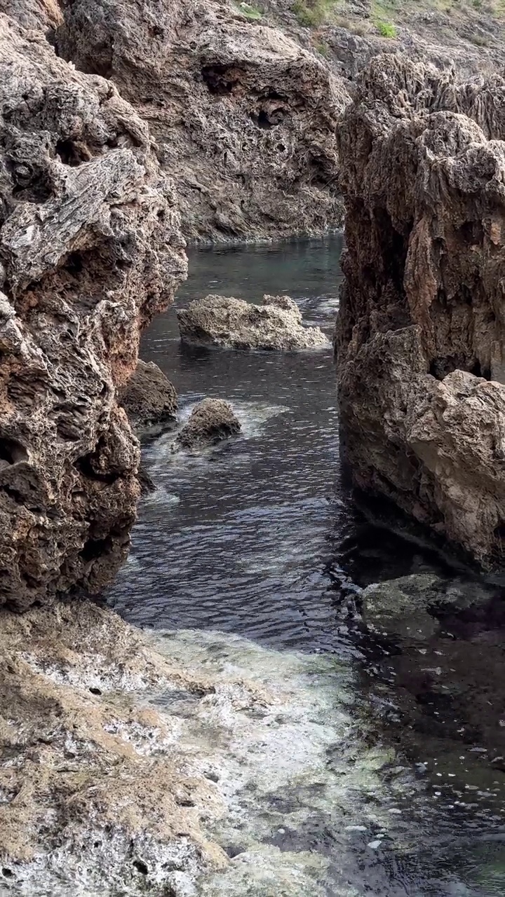 海浪和岩石视频素材