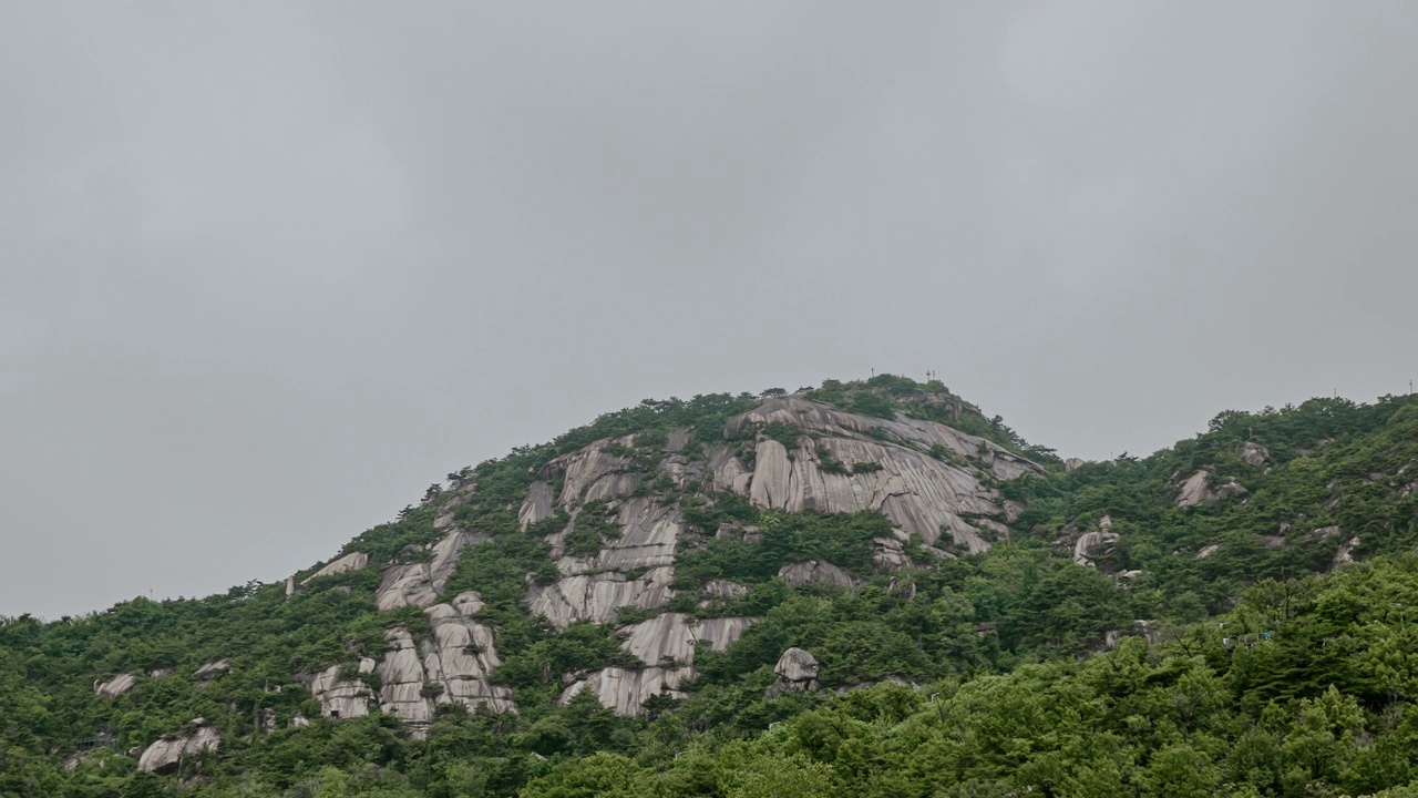 云层掠过中国。岩面/钟路区，首尔，韩国视频素材