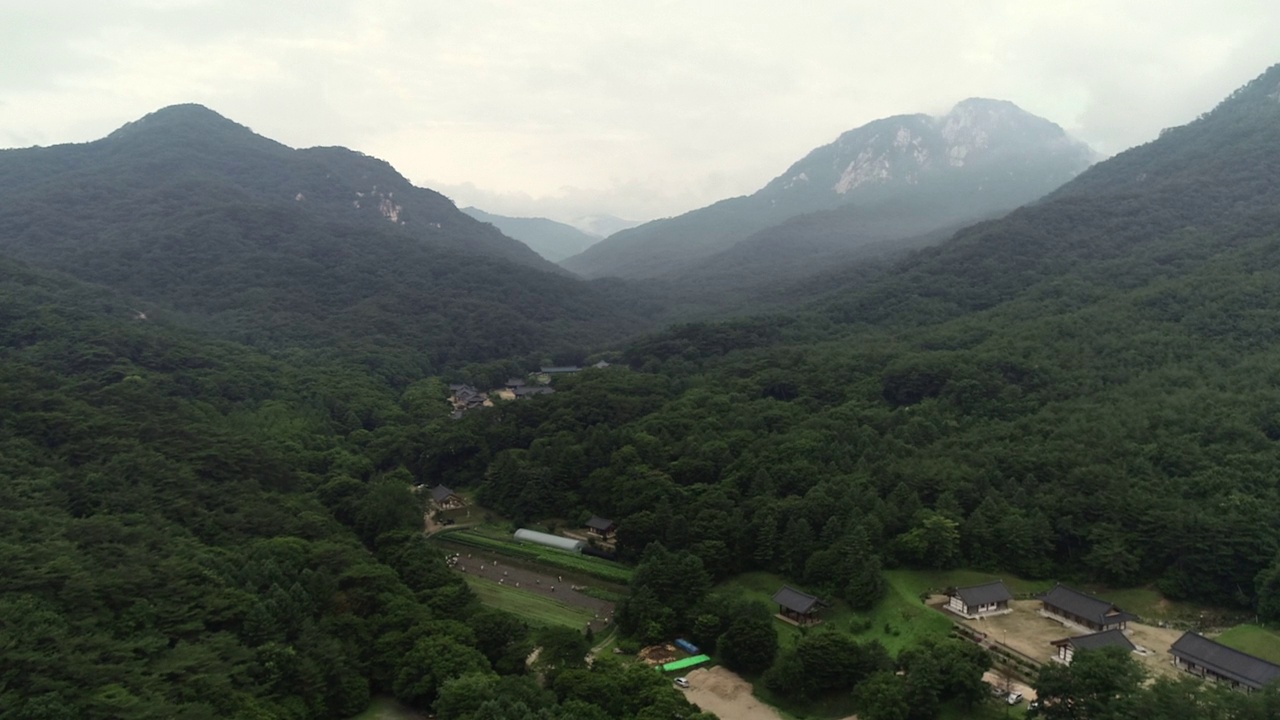 山中的寺庙和田野/顺川市，全罗南道，韩国视频素材