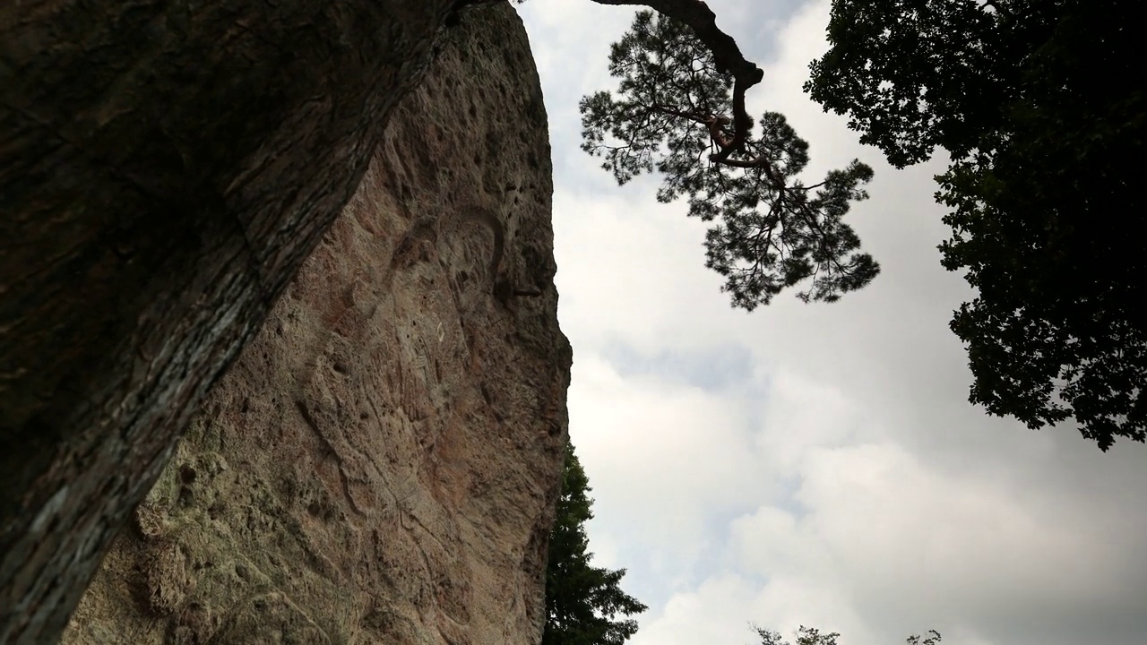 时间在石佛旁流逝/韩国全北高敞郡视频素材