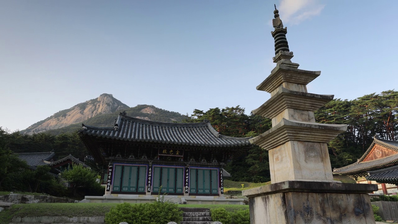 群山环抱的松光寺/顺天市，全南道，韩国视频素材