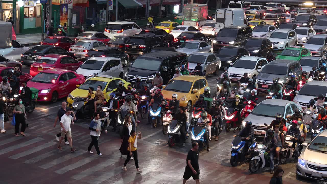 曼谷,泰国。2022年12月22日。曼谷交通拥堵，行人过路。视频素材