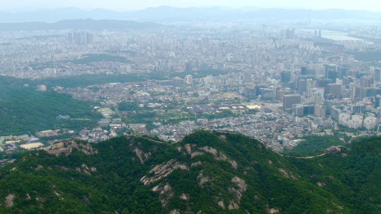 仁王山后面的市中心/钟路区，首尔，韩国视频素材