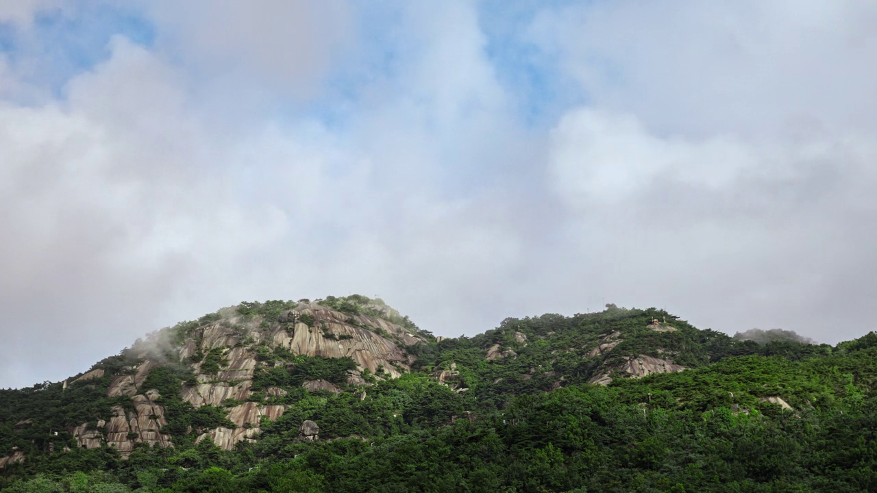 云掠过仁王山/钟路区，首尔，韩国视频素材