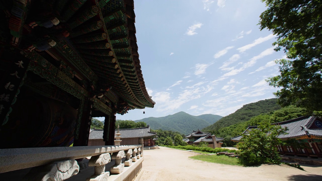 阳光明媚的日子里，时间在松光寺后面流逝/顺天市，全南道，韩国视频素材