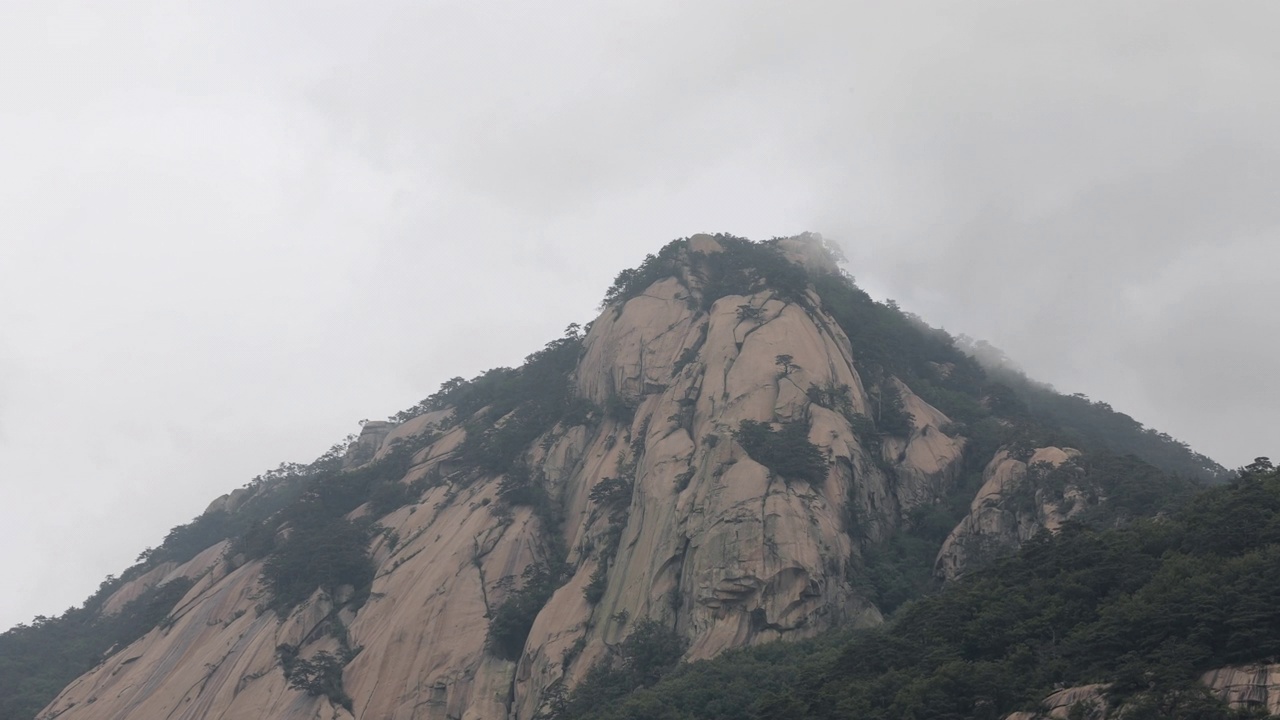 雾蒙蒙的山峰/顺川市，全罗南道，韩国视频素材