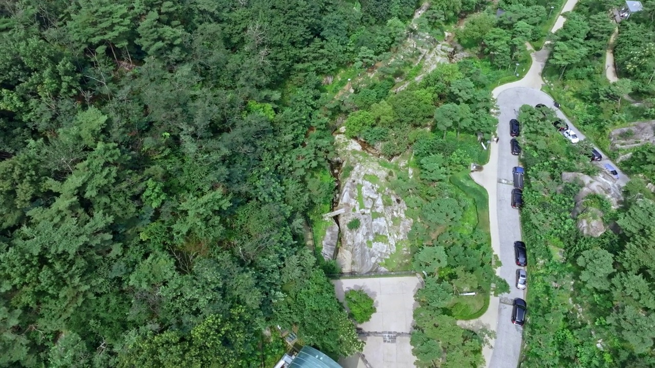 韩国首尔钟路区仁王山附近的吉陵桥和风景视频素材