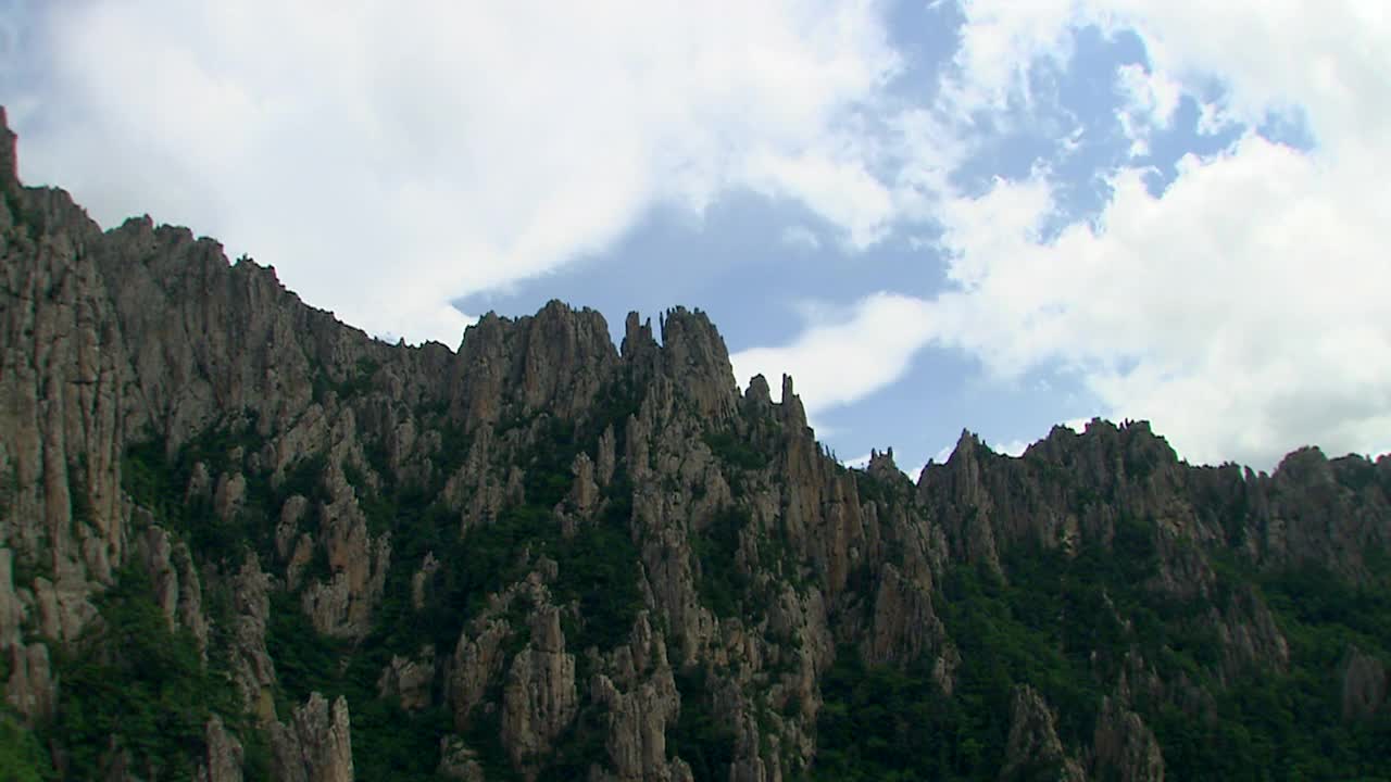 云层穿过12000座山峰/韩国视频素材