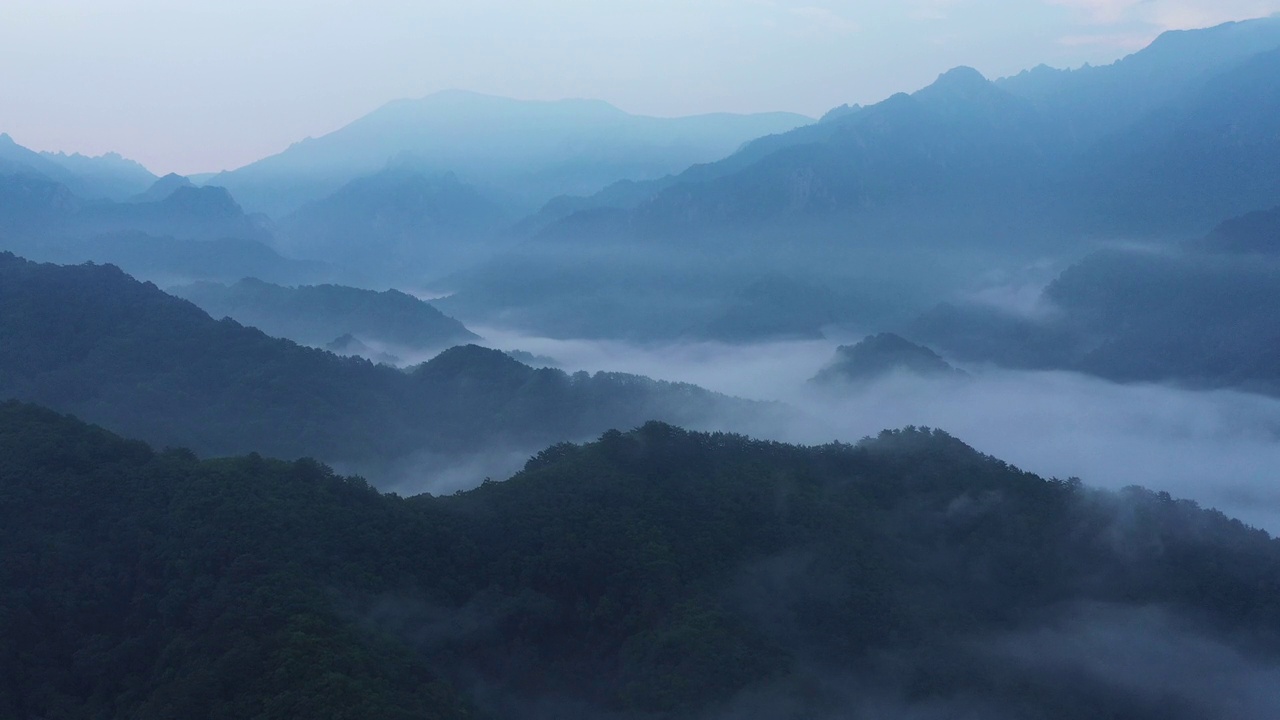 雾蒙蒙的雪岳山/麟蹄郡，江原道，韩国视频素材