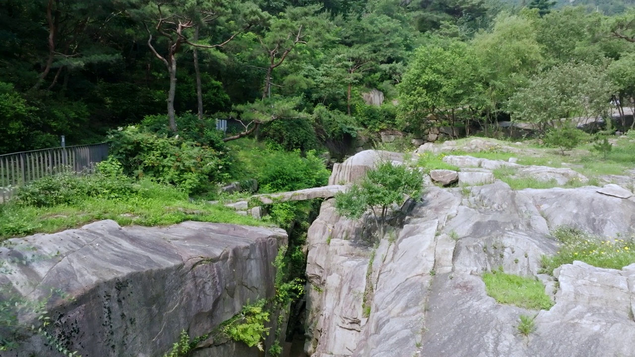 连接韩国首尔钟路区仁王山附近岩石的吉陵桥视频素材