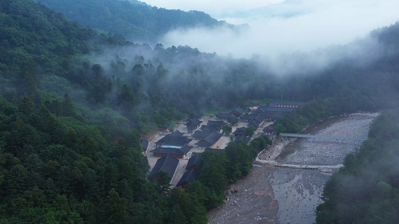 雾蒙蒙的雪岳山白潭寺/韩国江原道麟蹄郡视频素材