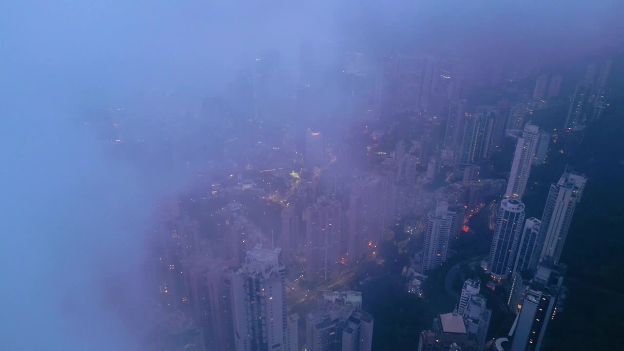 鸟瞰香港黄昏的城市景观视频素材