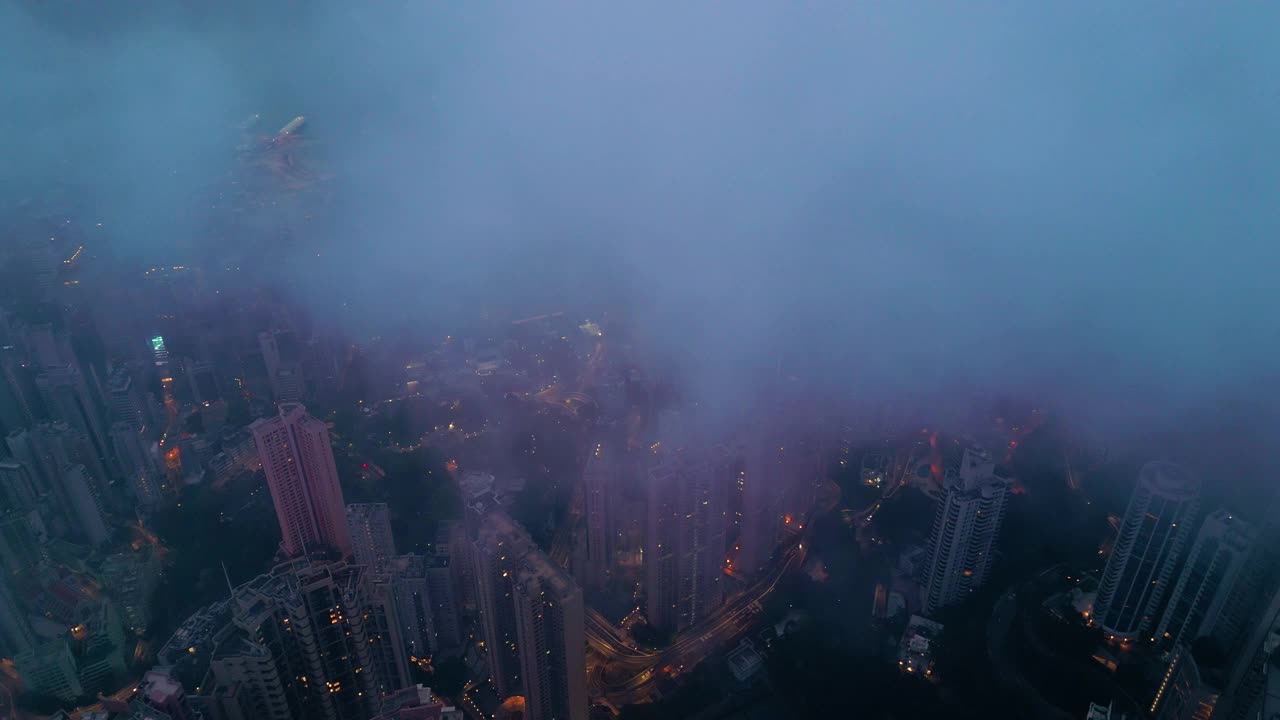 鸟瞰香港黄昏的城市景观视频素材