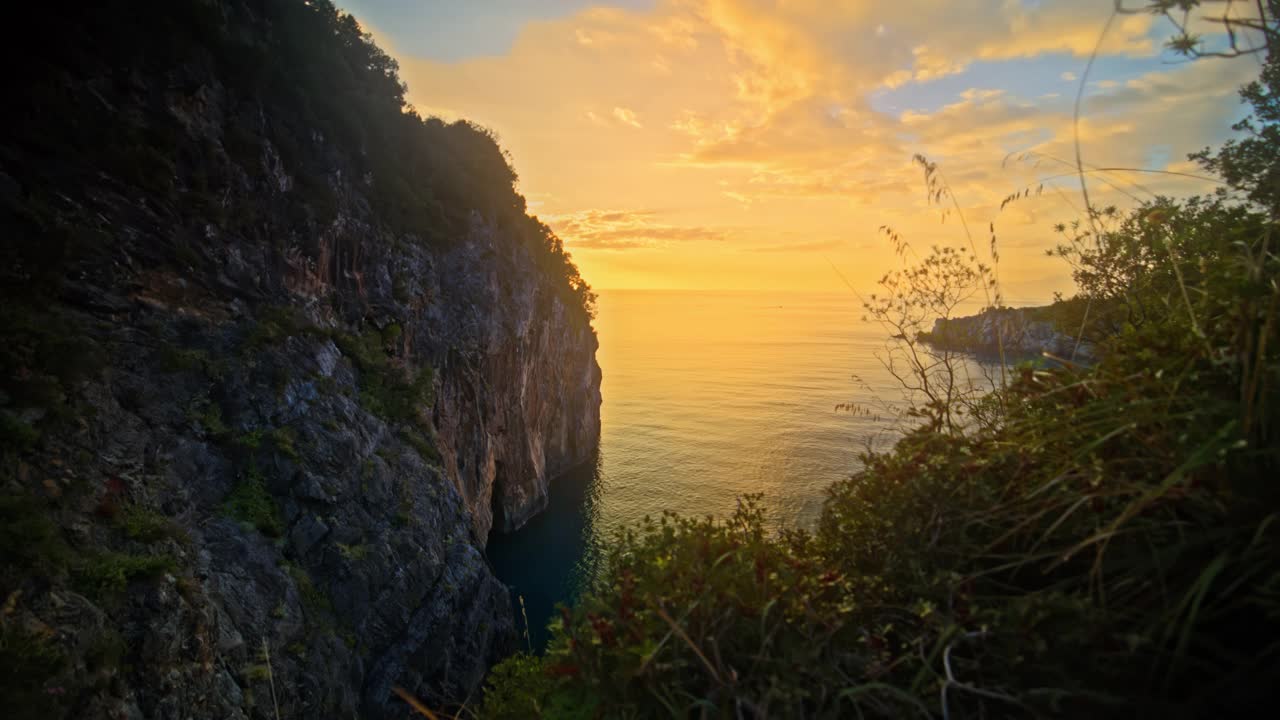 在圣尼古拉阿塞拉的草山中的海景慢镜头视频素材