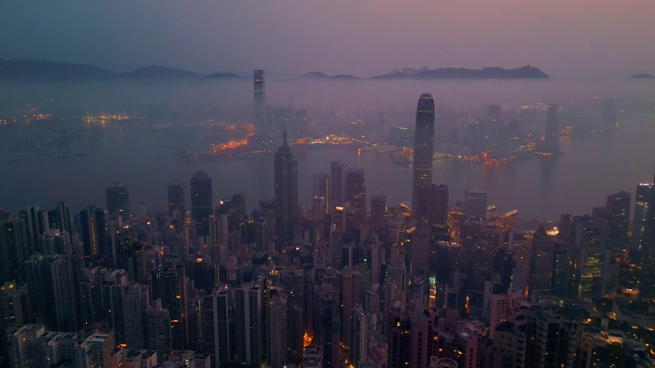 鸟瞰香港黄昏的城市景观视频素材