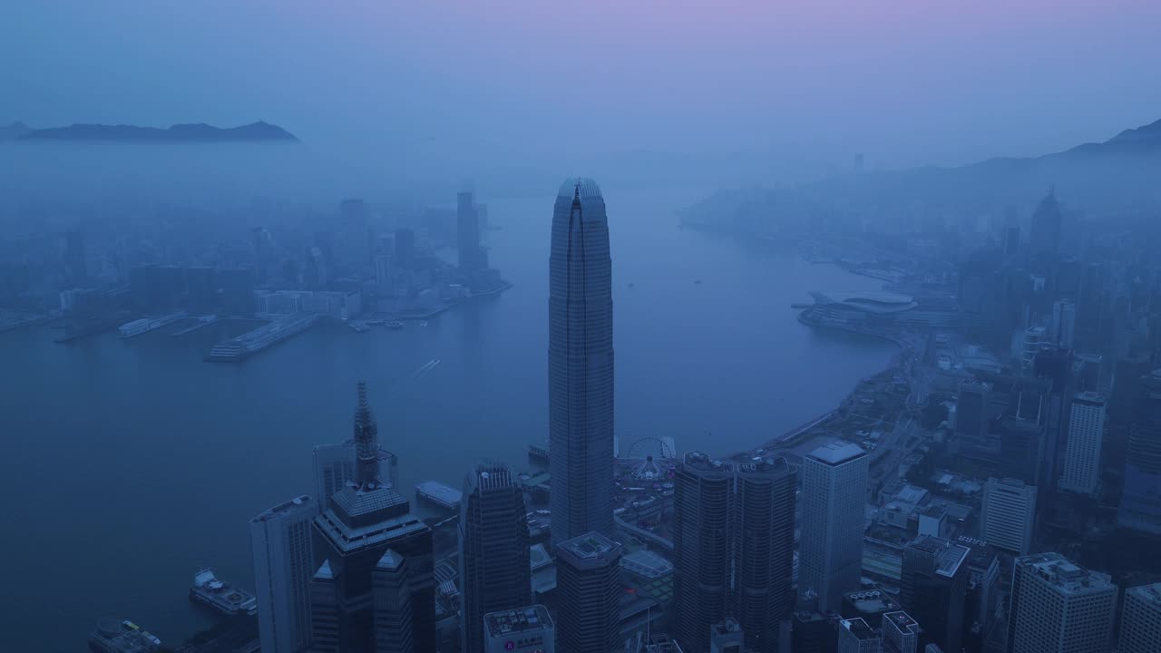 鸟瞰香港黄昏的城市景观视频素材