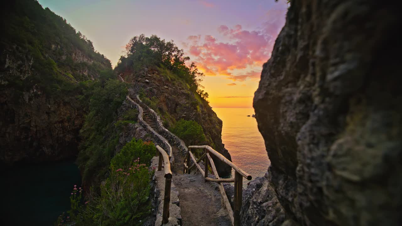 日落点在悬崖上的步道，美丽的大海和岩石形成视频素材