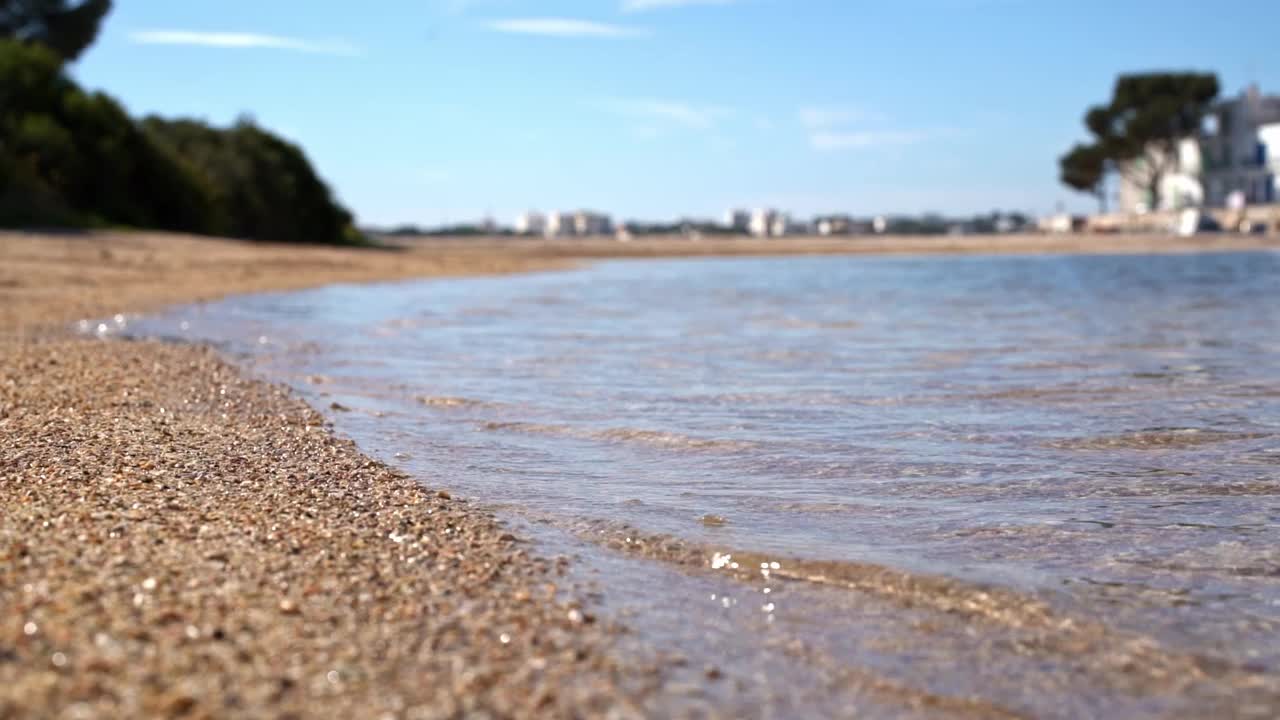 在一个小海滩上，柔软的海浪拍打着沙滩视频下载