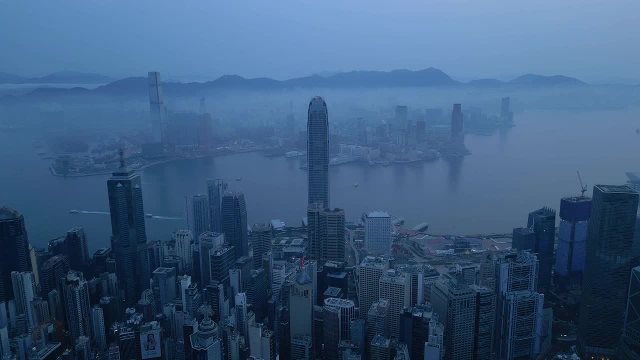 鸟瞰香港黄昏的城市景观视频素材