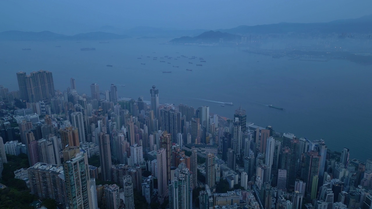 鸟瞰香港黄昏的城市景观视频素材