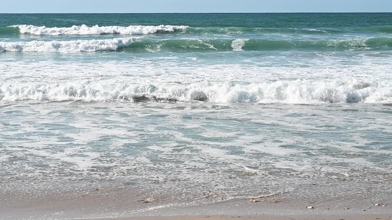 小海浪慢慢地到达海滩视频素材