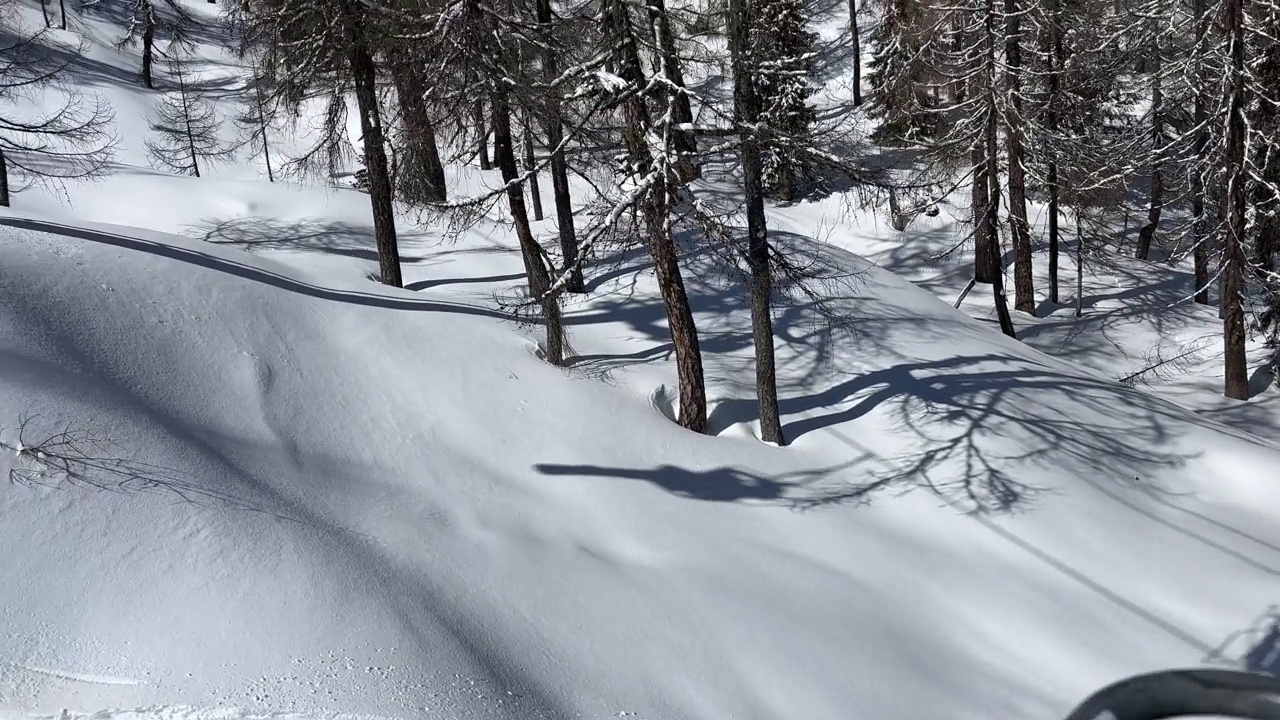 缆车在雪地和滑雪道上舞动的影子视频素材