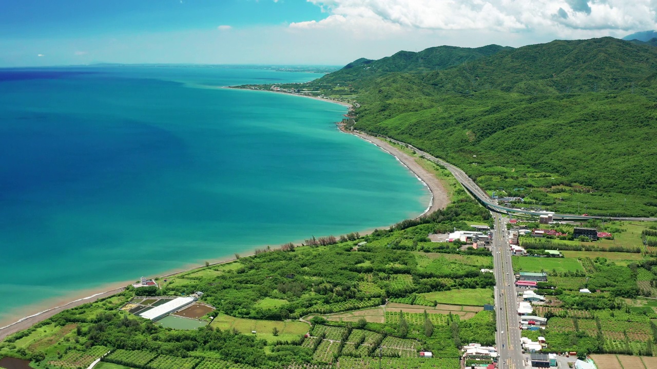 台湾屏东的海岸线鸟瞰图。视频素材