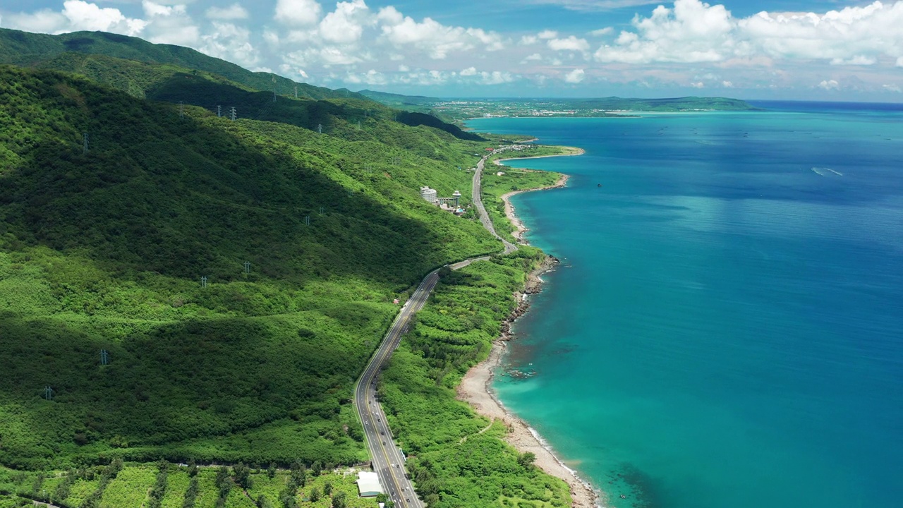 台湾屏东的海岸线鸟瞰图。视频素材