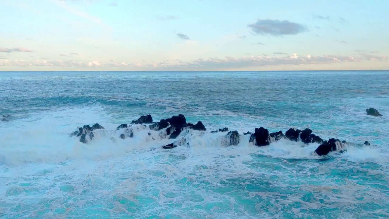 在水中的岩石上，海水或海洋的波浪破碎视频素材