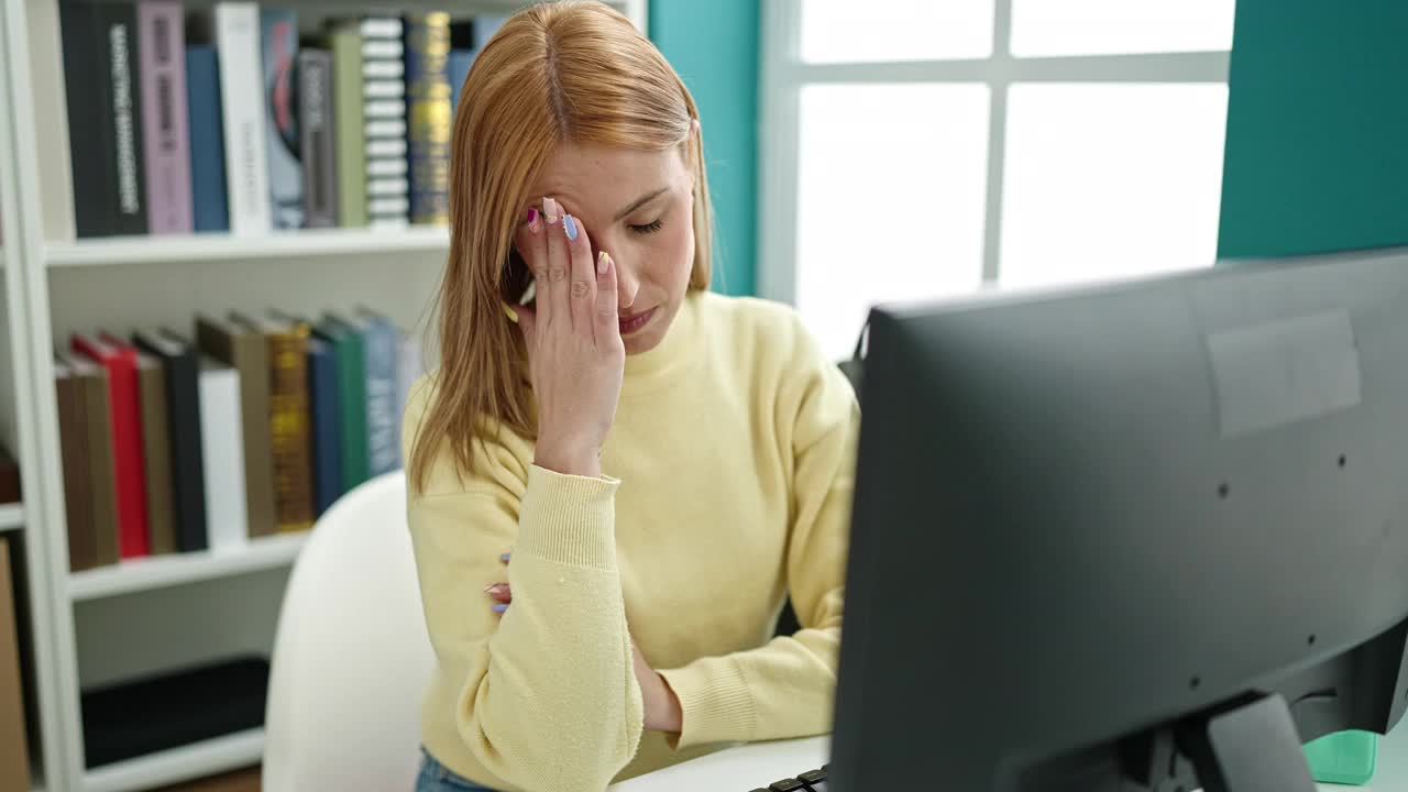 年轻的金发女学生累睡在大学教室视频素材