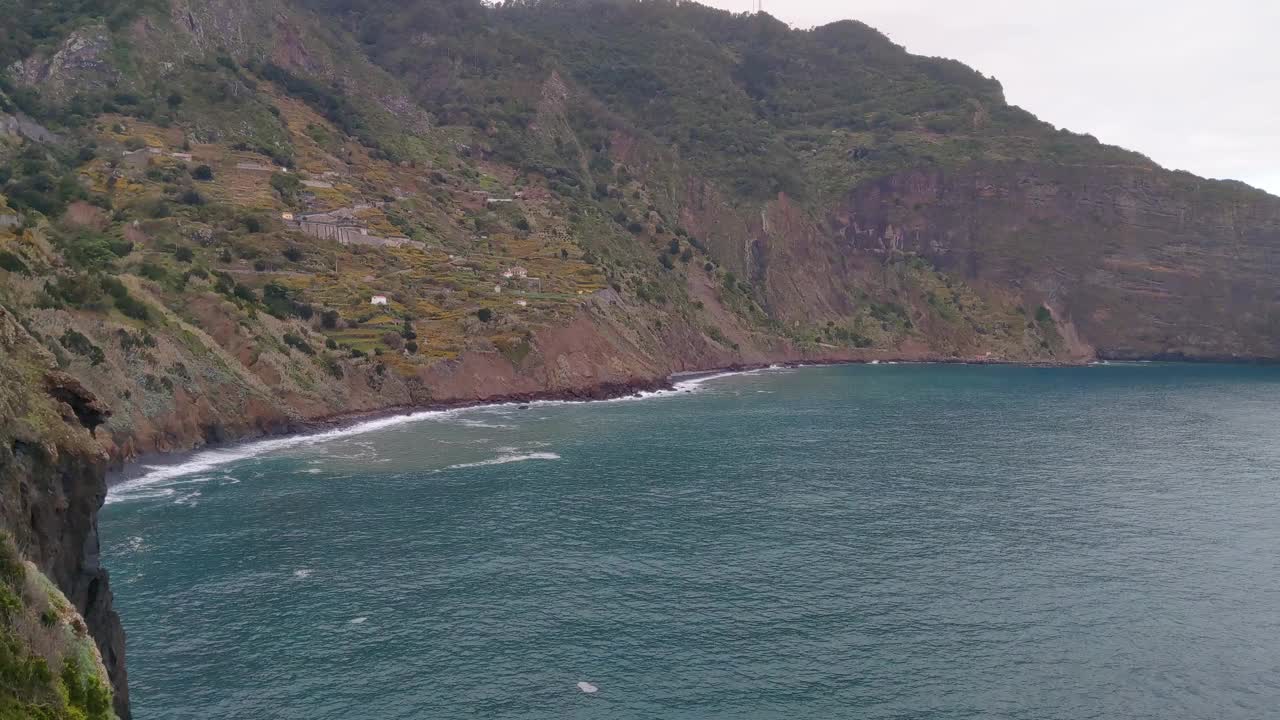 岛屿的海岸和海水。在岛上休息视频素材