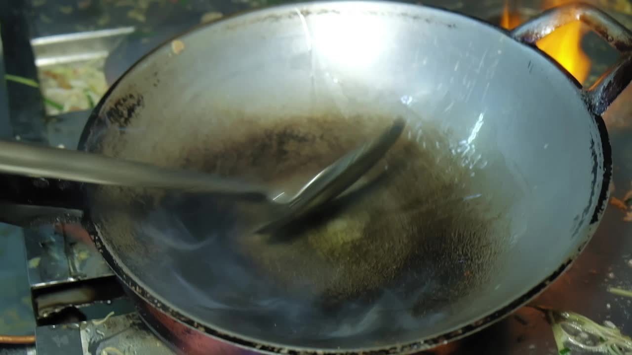 厨师准备烹饪食物在厨房餐厅用辣椒和热煎锅煸炒水含羞草，泰国传统食物。视频素材