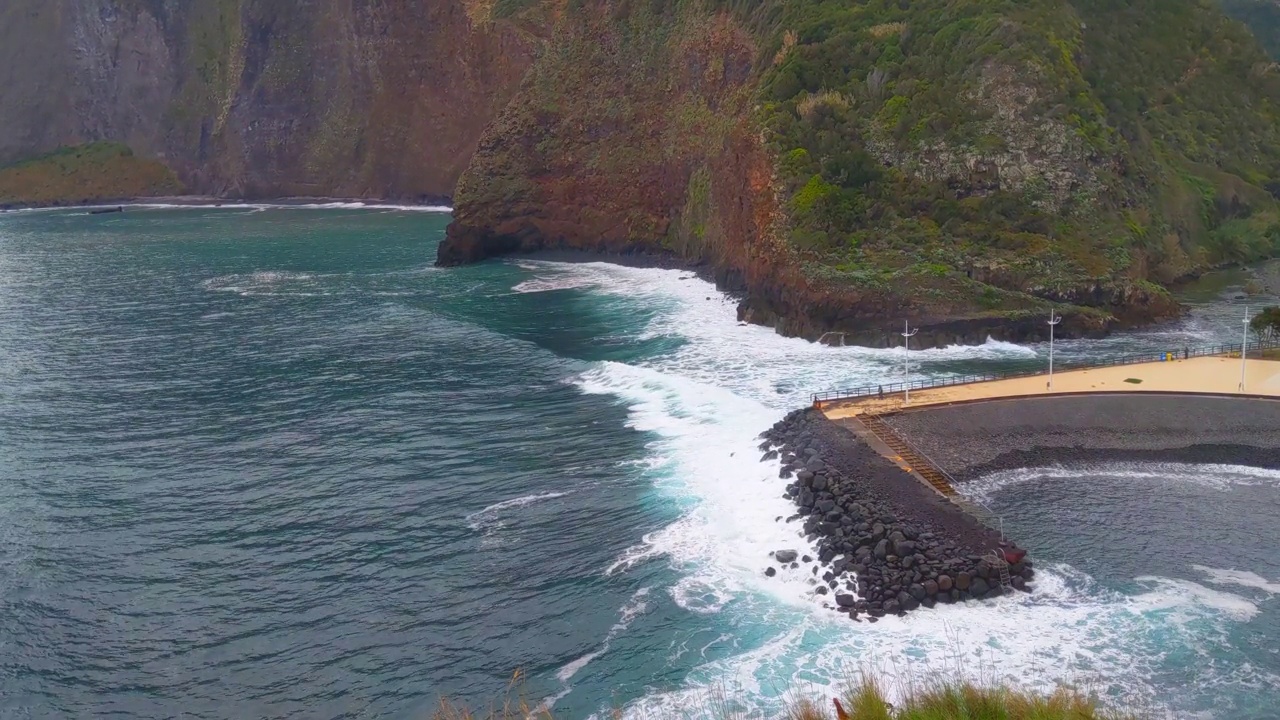 大西洋中绿色的马德拉岛海岸。海浪滚滚涌向岸边视频素材