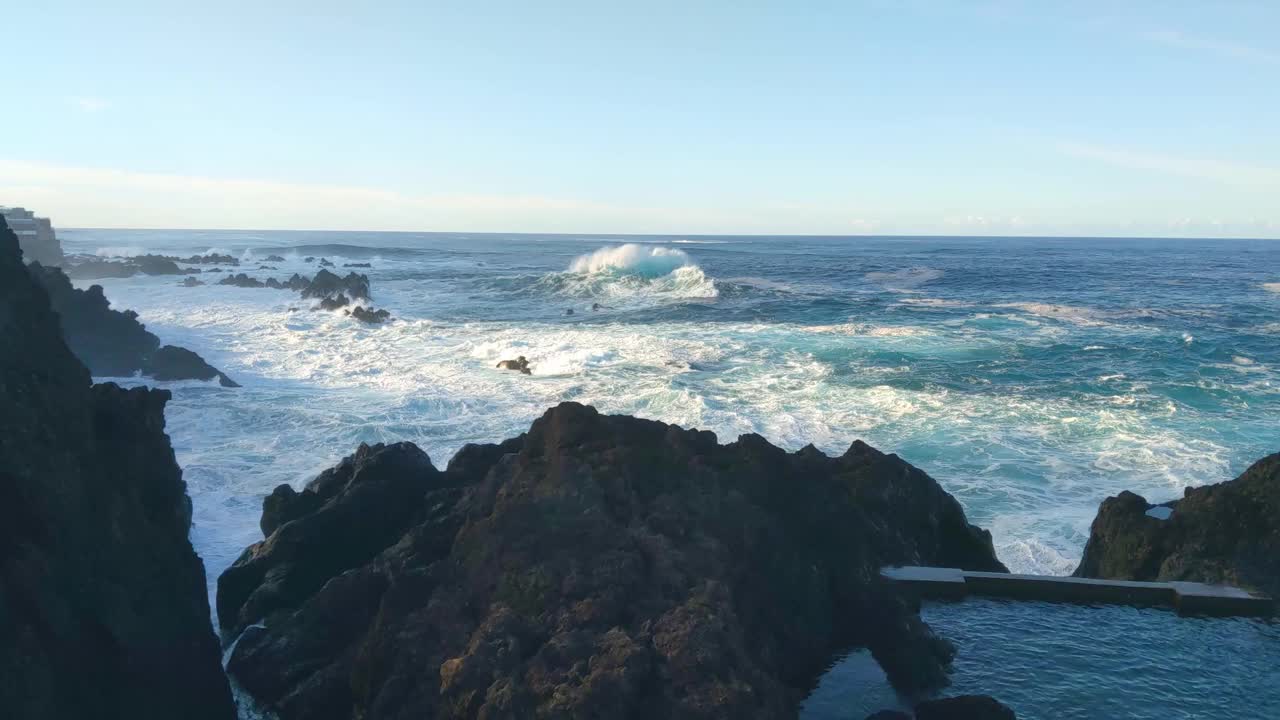 巨大的海浪撞击着岩石海岸。水里的泡沫和水花。自然的力量视频素材