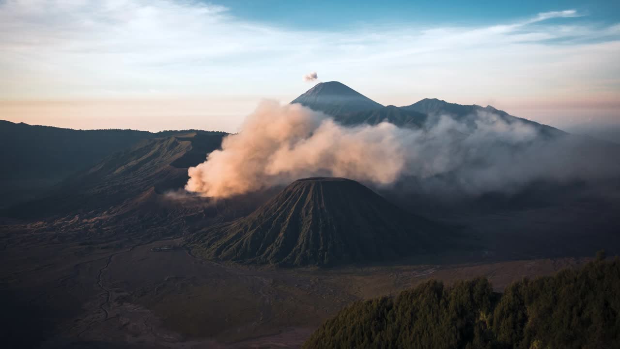 印度尼西亚东爪哇岛活跃的古农布罗莫火山(Mt Bromo)冒烟火山口的延时视图，放大视频素材