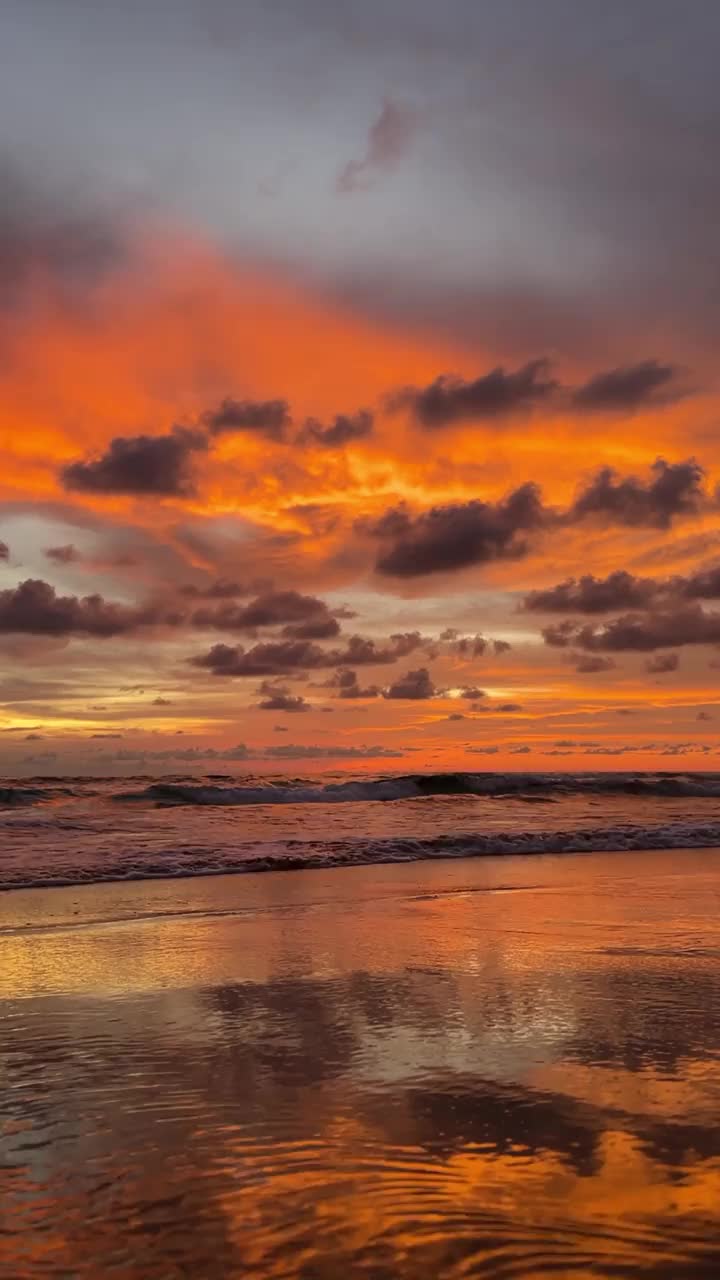 海面上深红色的夕阳视频素材