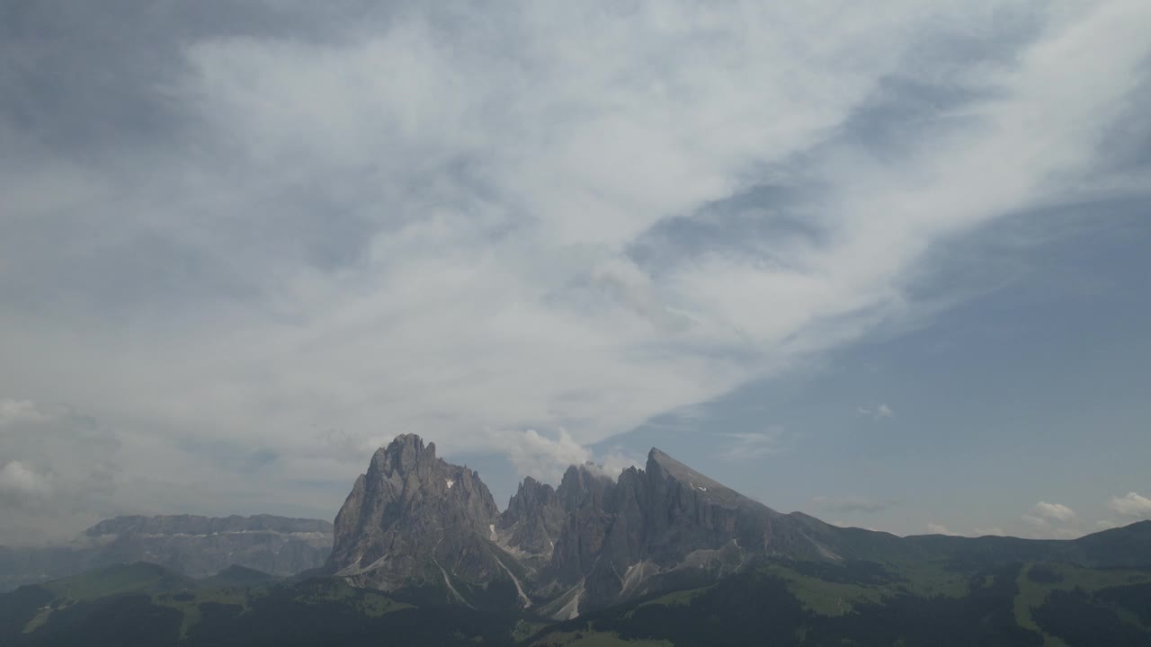 阿尔卑斯山迪Siusi地震Alm，白云石阿尔卑斯山，意大利，欧洲在一个阳光灿烂的日子视频素材