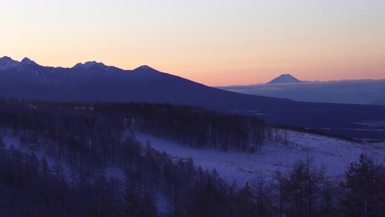 黎明时分的矢竹山脉和富士山视频素材