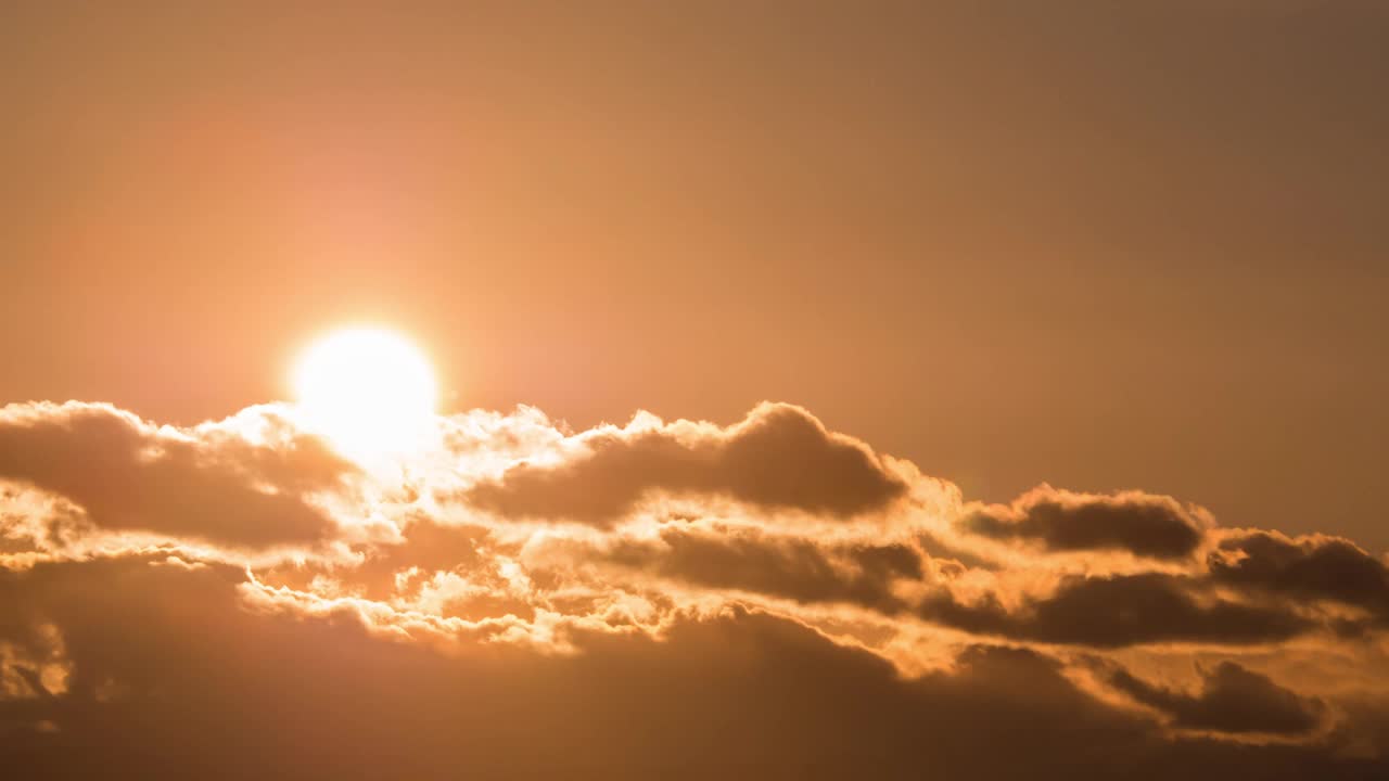 明亮的日落橙黄色的天空和黑暗的热彩云晚上，大气早晨的天空。阳光覆盖空气，阳光穿过云层，自然景观环境的背景概念视频素材