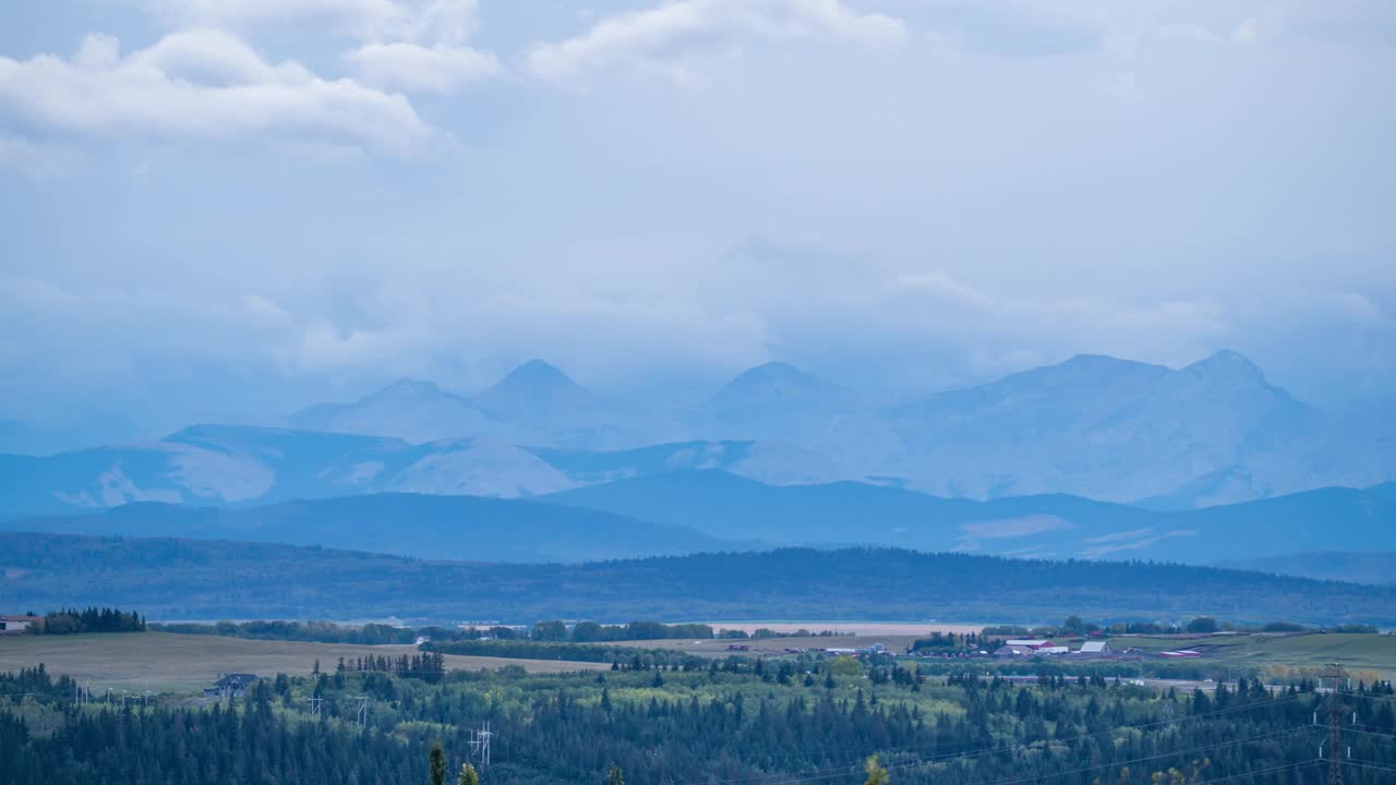 时间流逝4k分辨率云移动以上层山。色彩柔和的云景自然背景。在空中缓慢自然的运动。蓝色空间大气，夏日环境概念。视频素材